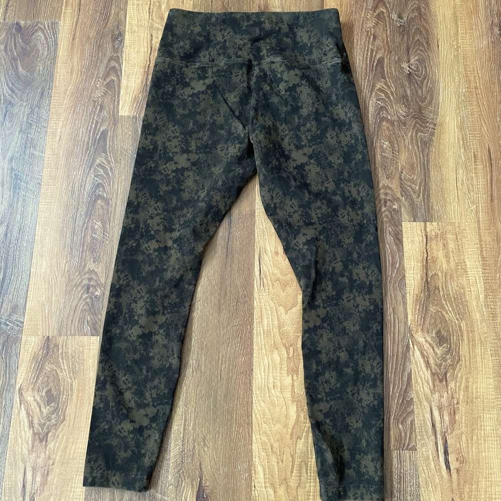 Ladies Lysse leggings 5” waist band holds you in. Size large green and black